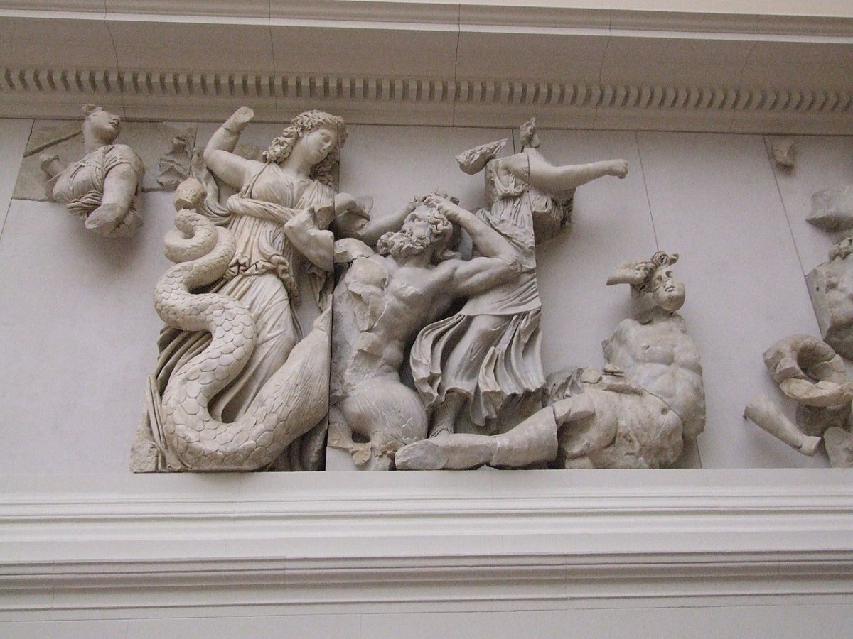 1280px-Pergamonmuseum_-_Antikensammlung_-_Pergamonaltar_22.jpg