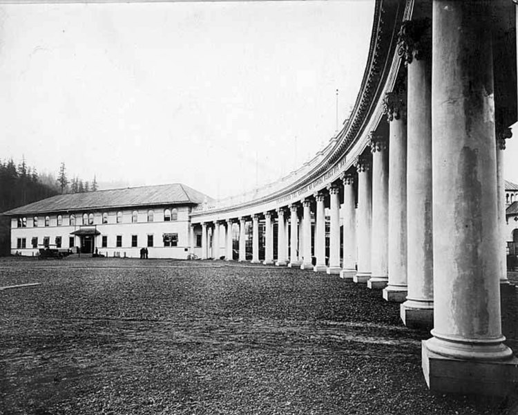 750px-Grounds_under_construction_at_colonnade_entrance,_Lewis_and_Clark_Exposition,_Portland,_...jpg