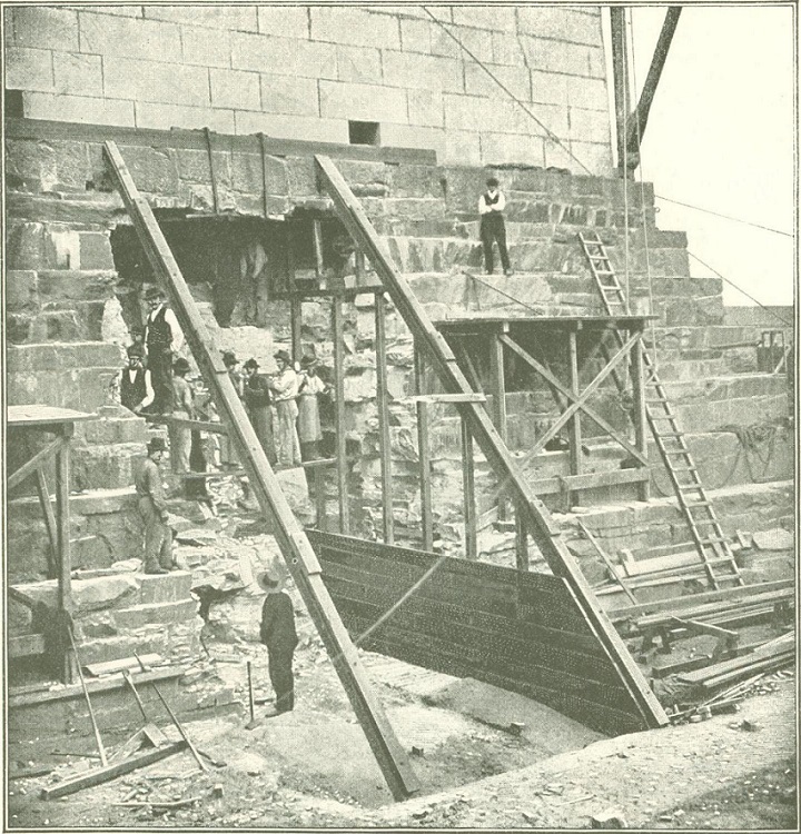 Burrowing under Washington Monument at the side_1.jpg