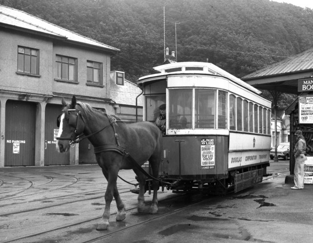 Horse_Car_No_1_at_Derby_Castle.jpg