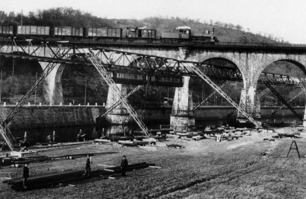 Sonnborner_Eisenbahnbrücke_001.jpg