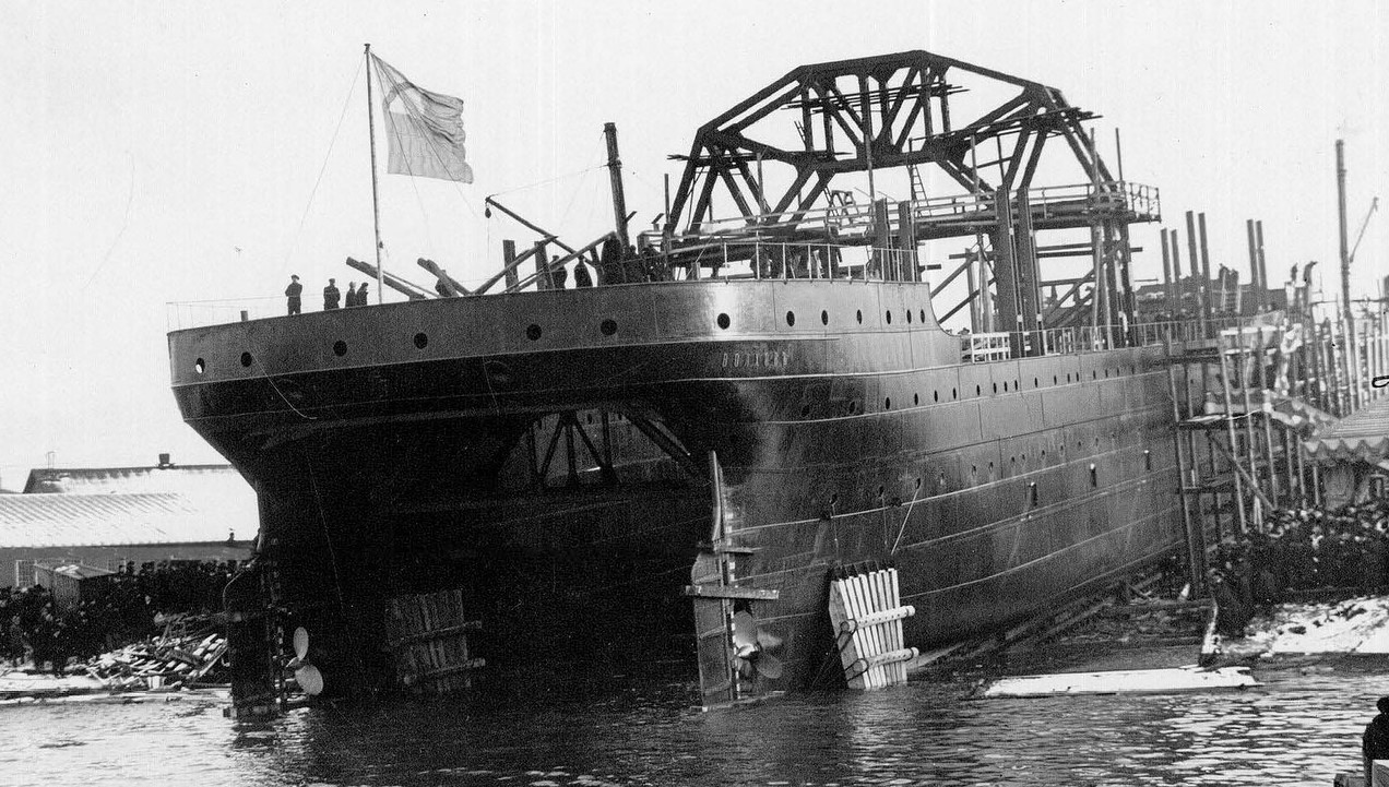 Volkhov_launched_at_Putilovskaya_Verf_in_Saint_Petersburg_17_November_1913.jpg