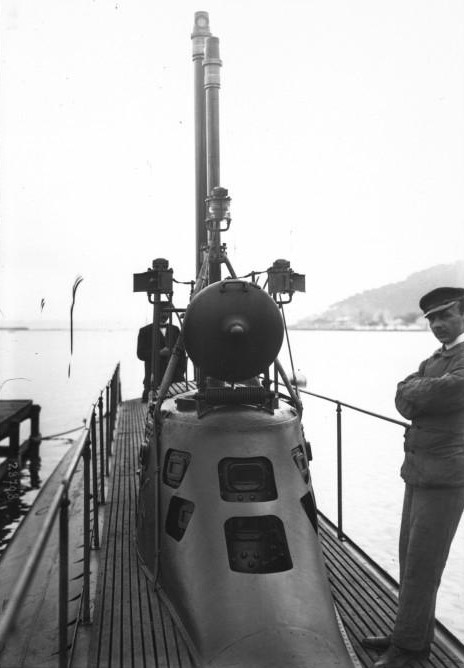 Xiphias_submarine_tower_1913.jpeg